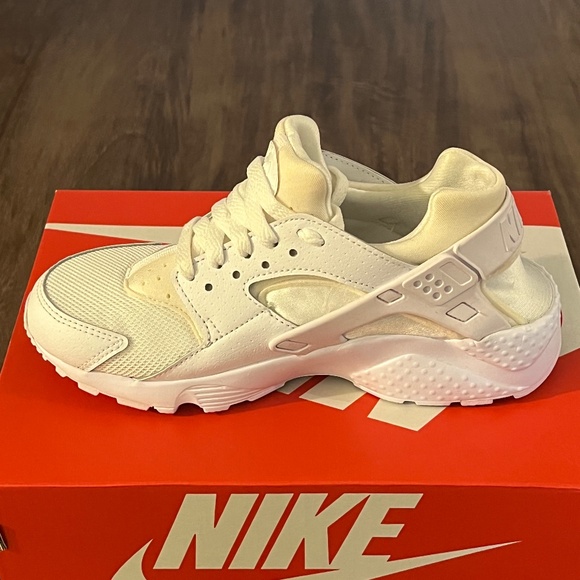White Nike Huarache Run (GS) Sneakers - Size 4Y - Picture 3 of 6